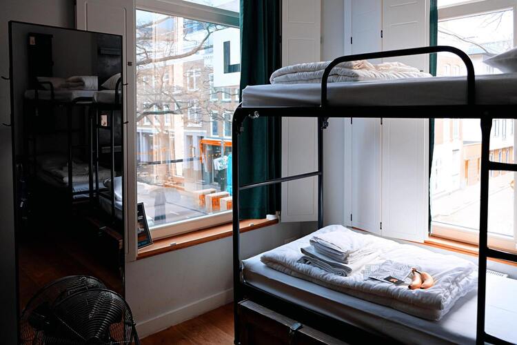 Image de la chambre d'hôtel montrant deux lits superposés