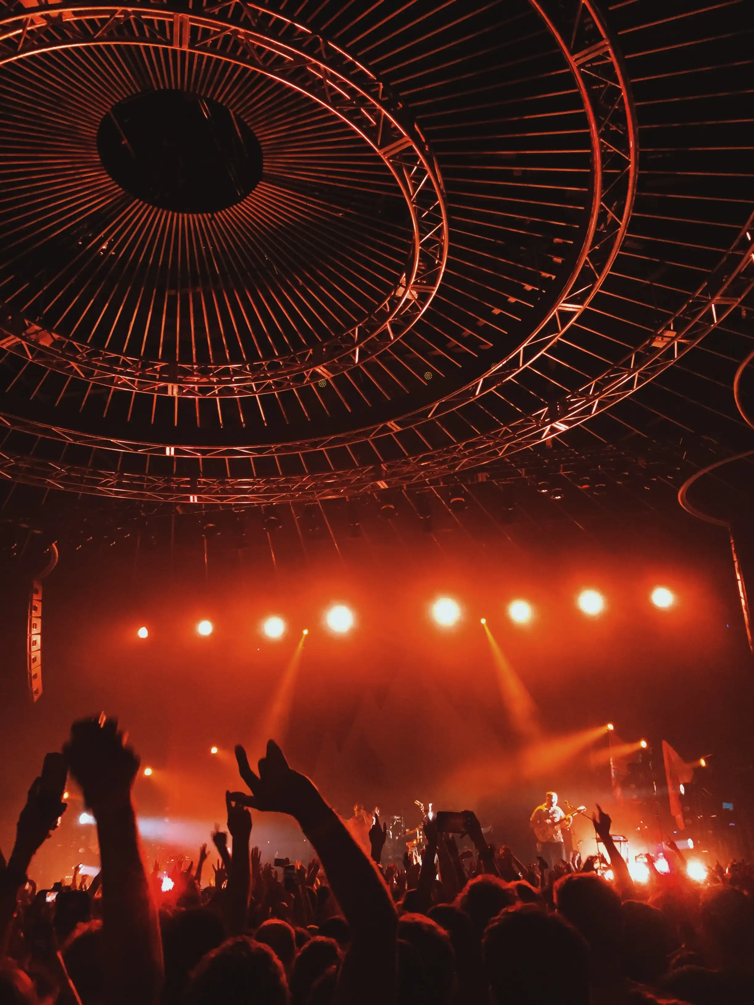 Photo de la scene d'un concert depuis la foule