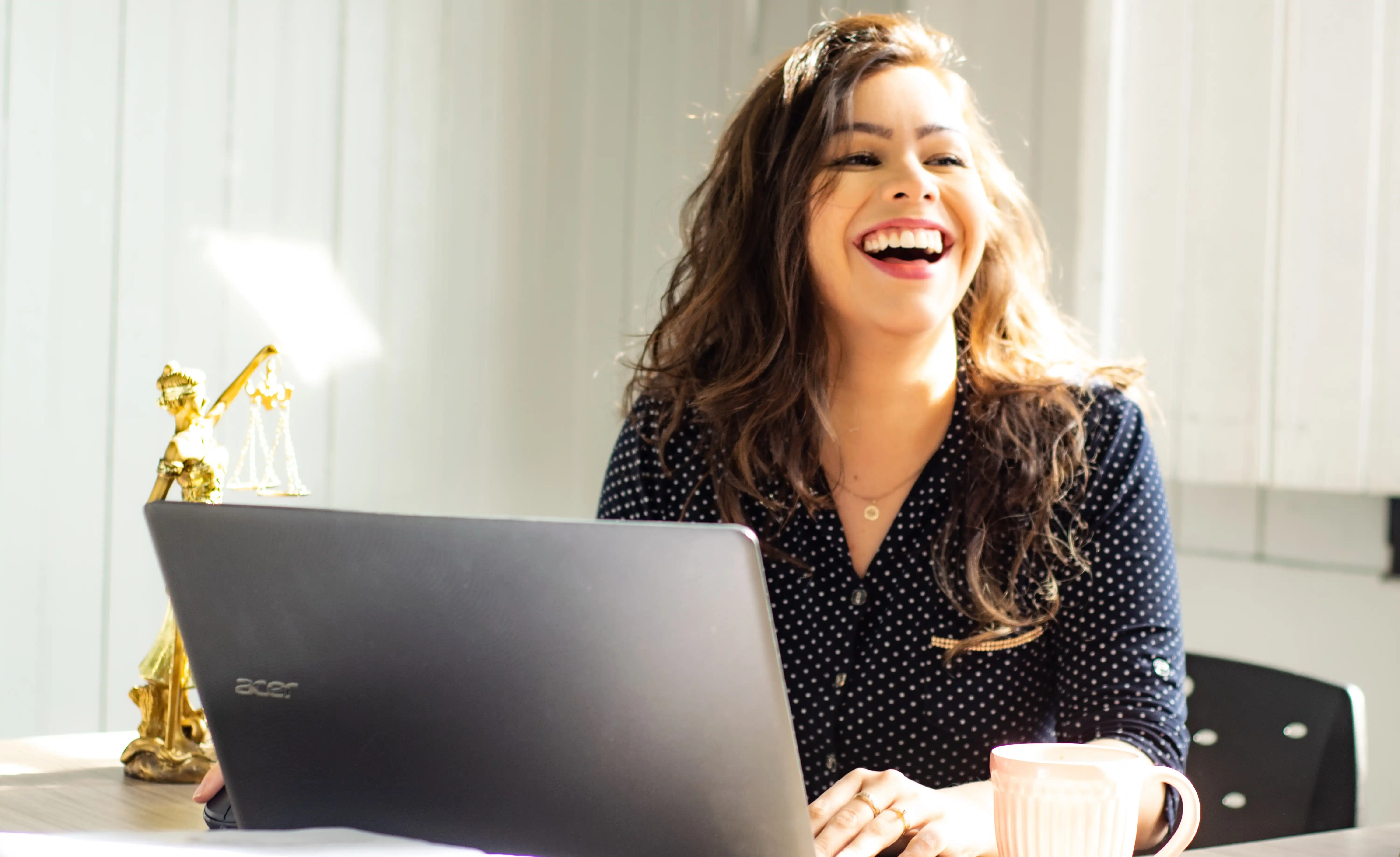 Photo d'une femme dans un bureau