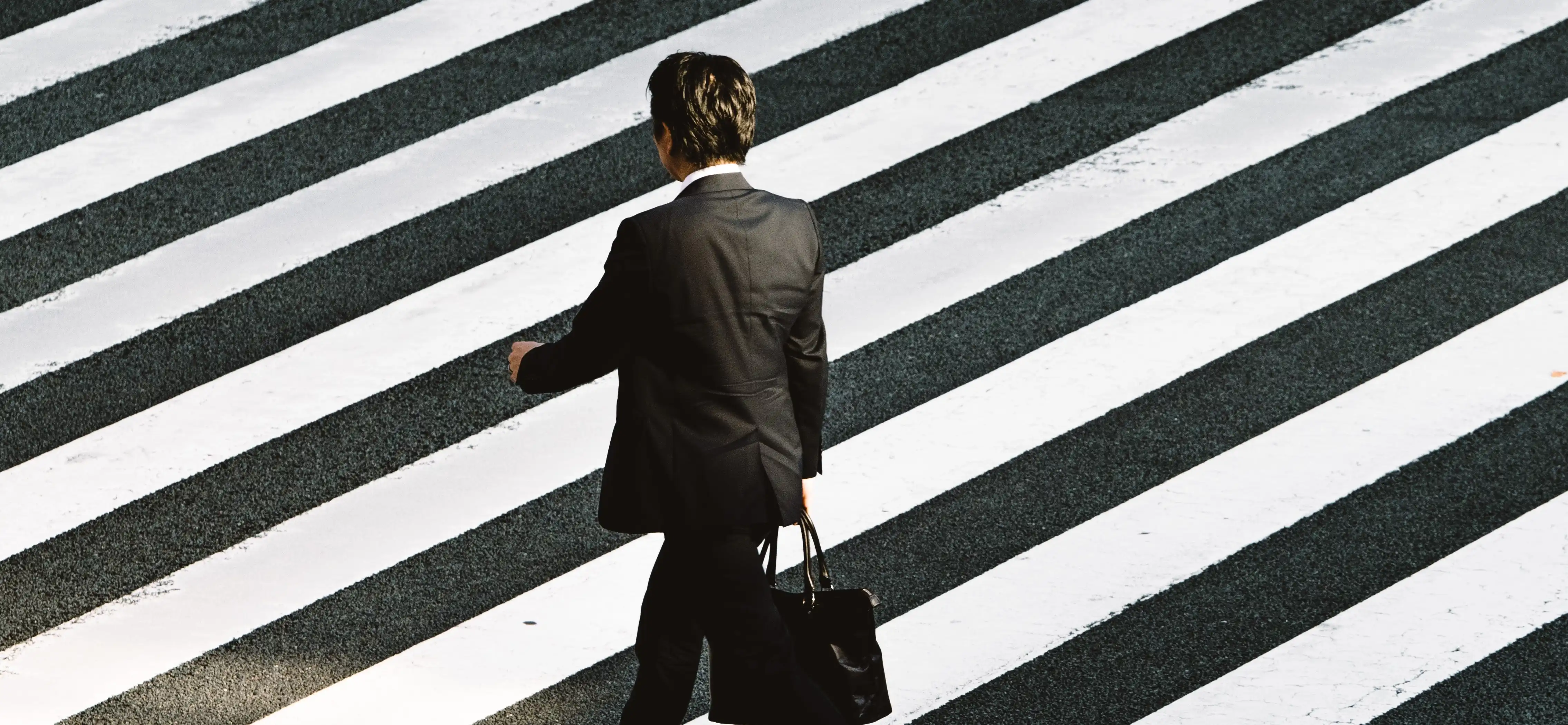 Photo d'un homme traversant un passage pieton